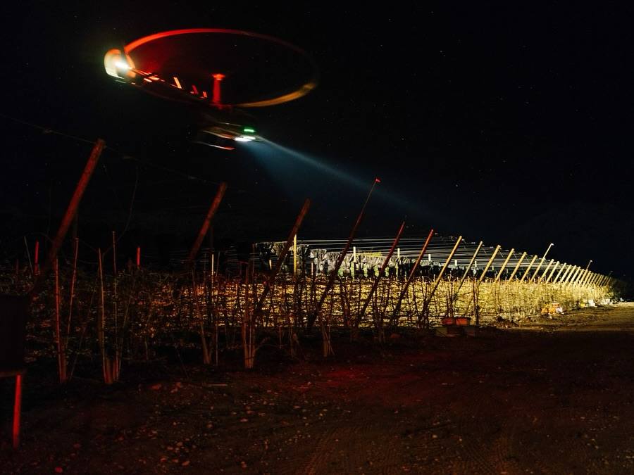Helicóptero en operación de seguridad y emergencias